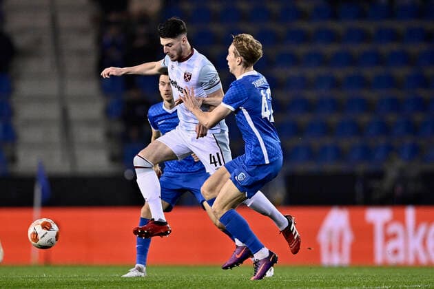 West Ham s Declan Rice and Genk s Kristian Thorstvedt fight for the ball during a soccer game between Belgian KRC Genk and English club West Ham United, Thursday 04 November 2021 in Genk, on the fourth day of the UEFA Europa League group stage, in group H. JOHANxEYCKENS  x3130758x