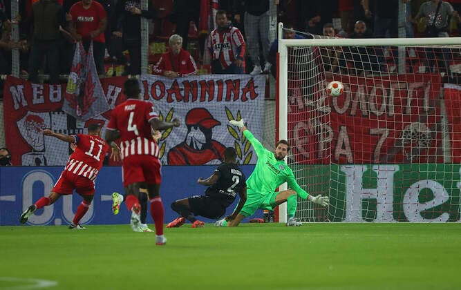 04.11.2021, Fussball UEFA Europa League, Olympiakos Piräus - Eintracht Frankfurt, emonline, despor, emspor, v.l., Goal scored, Tor zum 1:0 durch Youssef El Arabi (Olympiakos Piräus) DFL DFB REGULATIONS PROHIBIT ANY USE OF PHOTOGRAPHS AS IMAGE SEQUENCES AND OR QUASI-VIDEO. xdcx Copyright: HMBxMedia Claus