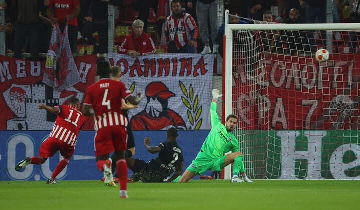 04.11.2021, Fussball UEFA Europa League, Olympiakos Piräus - Eintracht Frankfurt, emonline, despor, emspor, v.l., Goal scored, Tor zum 1:0 durch Youssef El Arabi (Olympiakos Piräus) DFL DFB REGULATIONS PROHIBIT ANY USE OF PHOTOGRAPHS AS IMAGE SEQUENCES AND OR QUASI-VIDEO. xdcx Copyright: HMBxMedia Claus