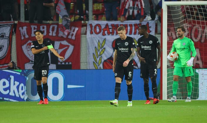 04.11.2021, Fussball UEFA Europa League, Olympiakos Piräus - Eintracht Frankfurt, emonline, despor, emspor, v.l., Makoto Hasebe (Eintracht Frankfurt), Kristijan Jakic (Eintracht Frankfurt), Evan Ndicka (Eintracht Frankfurt) enttaeuscht, enttaeuscht schauend, dissapointed, traurig, frustiert, frust, gefrustet DFL DFB REGULATIONS PROHIBIT ANY USE OF PHOTOGRAPHS AS IMAGE SEQUENCES AND OR QUASI-VIDEO. xdcx Copyright: HMBxMedia Claus