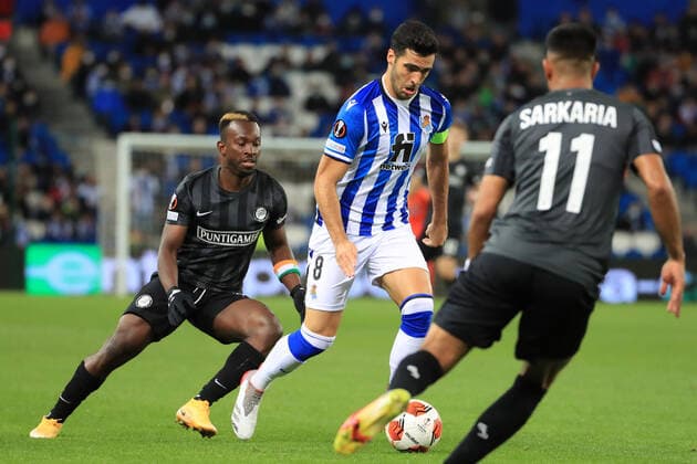SOCCER - UEFA EL, Sociedad vs Sturm SAN SEBASTIAN,SPAIN,04.NOV.21 - SOCCER - UEFA Europa League, group stage, Real Sociedad vs SK Sturm Graz. Image shows Anderson Niangbo (Sturm) and Mikel Merino (Real Sociedad).  GEPAxpictures xMarioxBuehner
