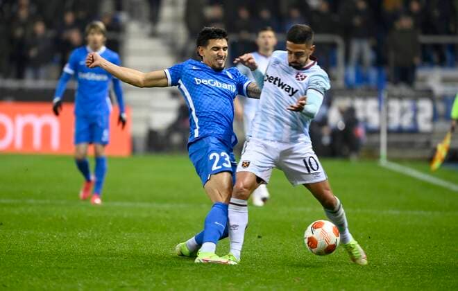GENK, NOVEMBER 04 :Daniel Munoz defender of KRC Genk and West Ham s Manuel Lanzini pictured during the UEFA Europa League group H match between West Ham United and KRC Genk on NOVEMBER 4, 2021 in Genk, Belgium 04 11 2021 ( KRG Genk v West Ham Europa league PhotoNews Panoramic 