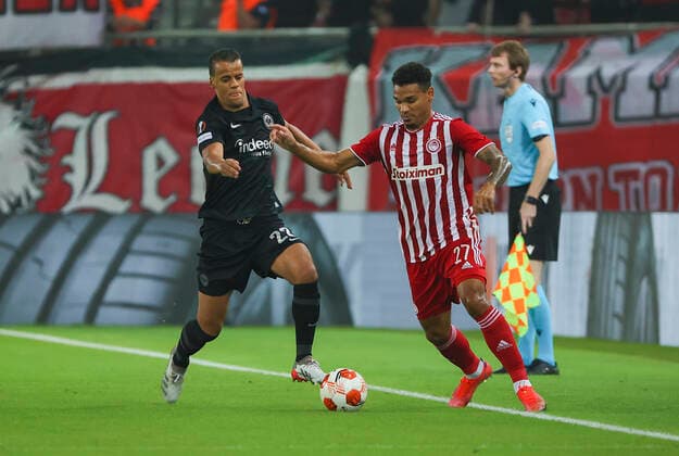 04.11.2021, Fussball UEFA Europa League, Olympiakos Piräus - Eintracht Frankfurt, emonline, despor, emspor, v.l., Timothy Chandler (Eintracht Frankfurt), Kenny Lala (Olympiakos Piräus) DFL DFB REGULATIONS PROHIBIT ANY USE OF PHOTOGRAPHS AS IMAGE SEQUENCES AND OR QUASI-VIDEO. xdcx Copyright: HMBxMedia Claus