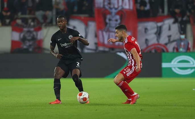 04.11.2021, Fussball UEFA Europa League, Olympiakos Piräus - Eintracht Frankfurt, emonline, despor, emspor, v.l., Evan Ndicka (Eintracht Frankfurt), Georgios Masouras (Olympiakos Piräus) DFL DFB REGULATIONS PROHIBIT ANY USE OF PHOTOGRAPHS AS IMAGE SEQUENCES AND OR QUASI-VIDEO. xdcx Copyright: HMBxMedia Claus