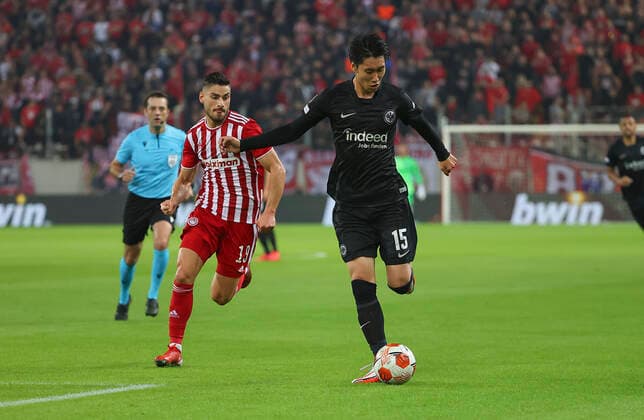 04.11.2021, Fussball UEFA Europa League, Olympiakos Piräus - Eintracht Frankfurt, emonline, despor, emspor, v.l., Georgios Masouras (Olympiakos Piräus), Daichi Kamada (Eintracht Frankfurt) DFL DFB REGULATIONS PROHIBIT ANY USE OF PHOTOGRAPHS AS IMAGE SEQUENCES AND OR QUASI-VIDEO. xdcx Copyright: HMBxMedia Claus