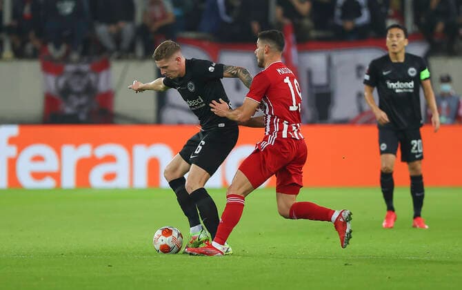 04.11.2021, Fussball UEFA Europa League, Olympiakos Piräus - Eintracht Frankfurt, emonline, despor, emspor, v.l., Kristijan Jakic (Eintracht Frankfurt), Georgios Masouras (Olympiakos Piräus) DFL DFB REGULATIONS PROHIBIT ANY USE OF PHOTOGRAPHS AS IMAGE SEQUENCES AND OR QUASI-VIDEO. xdcx Copyright: HMBxMedia Claus