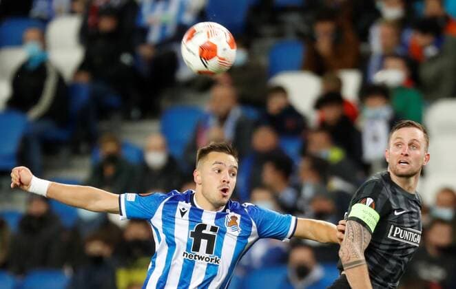 Real Sociedad s defender Andoni Gorosabel (L) duels for the ball with Sturm s striker Jakob Jantscher (R) during the UEFA Europa League group B soccer match between Real Sociedad and Sturm Graz at Reale Arena in San Sebastian, Basque Country, Spain, 04 November 2021. Real Sociedad - Sturm Graz !ACHTUNG: NUR REDAKTIONELLE NUTZUNG!  Copyright: xJuanxHerrerox GRAF6181 20211104-404e5b3a156f02ba53bae56b951cfa8c459d5f26