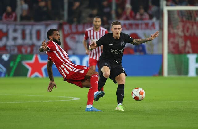 04.11.2021, Fussball UEFA Europa League, Olympiakos Piräus - Eintracht Frankfurt, emonline, despor, emspor, v.l., Yann M Vila (Olympiakos Piräus), Kristijan Jakic (Eintracht Frankfurt) DFL DFB REGULATIONS PROHIBIT ANY USE OF PHOTOGRAPHS AS IMAGE SEQUENCES AND OR QUASI-VIDEO. xdcx Copyright: HMBxMedia Claus