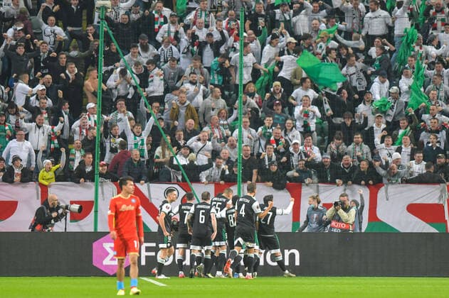 WARSZAWA 04.11.2021 MECZ 4. KOLEJKA GRUPA C LIGA EUROPY SEZON 2021 22 --- UEFA EUROPA LEAGUE GROUP C MATCH IN WARSAW: LEGIA WARSZAWA - SSC NAPOLI MAHIR EMRELI RADOSC CELEBRATION PILKARZE LEGII KIBICE FOT. JACEK PRONDZYNSKI FOTOPYK NEWSPIX.PL --- Newspix.pl  211104JAC003