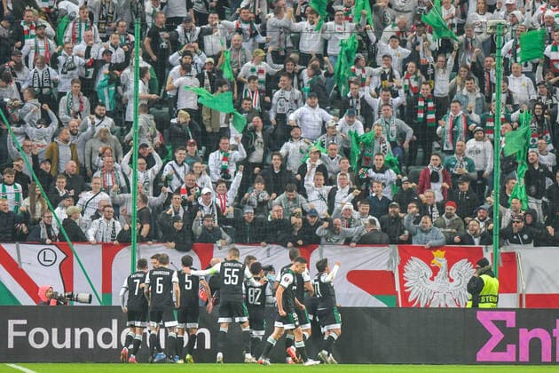 WARSZAWA 04.11.2021 MECZ 4. KOLEJKA GRUPA C LIGA EUROPY SEZON 2021 22 --- UEFA EUROPA LEAGUE GROUP C MATCH IN WARSAW: LEGIA WARSZAWA - SSC NAPOLI MAHIR EMRELI RADOSC CELEBRATION PILKARZE LEGII KIBICE FOT. JACEK PRONDZYNSKI FOTOPYK NEWSPIX.PL --- Newspix.pl  211104JAC004