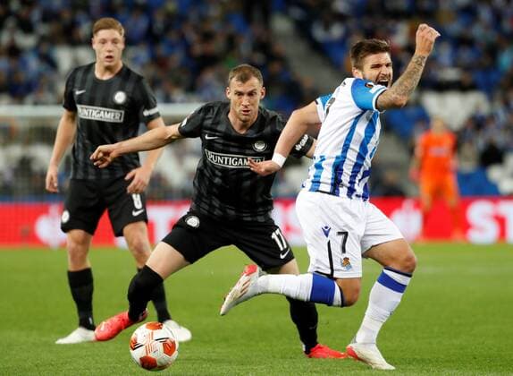 Real Sociedad s striker Cristian Portu (R) duels for the ball with Sturm s midfielder Lukas Jager (L) during the UEFA Europa League group B soccer match between Real Sociedad and Sturm Graz at Reale Arena in San Sebastian, Basque Country, Spain, 04 November 2021. Real Sociedad - Sturm Graz !ACHTUNG: NUR REDAKTIONELLE NUTZUNG!  Copyright: xJuanxHerrerox GRAF6184 20211104-29d24f6b03f27afe855ed8be72b6c5802c64ee78