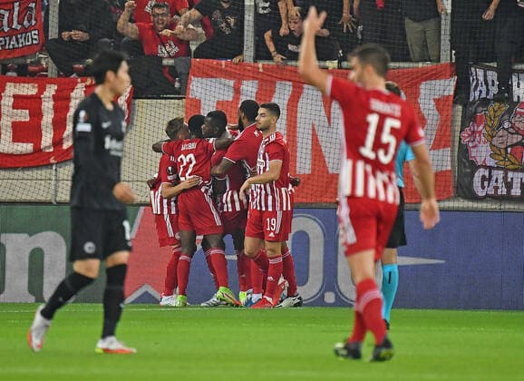 04.11.2021, xjhx, Fussball UEFA Europa League, Olympiakos Piraeus - Eintracht Frankfurt emspor, v.l. Torjubel nach dem Tor zum celebrating the goal celebrate 1:0 durch Youssef El Arabi (Olympiakos Piraeus) (DFL DFB REGULATIONS PROHIBIT ANY USE OF PHOTOGRAPHS as IMAGE SEQUENCES and or QUASI-VIDEO) Piraeus