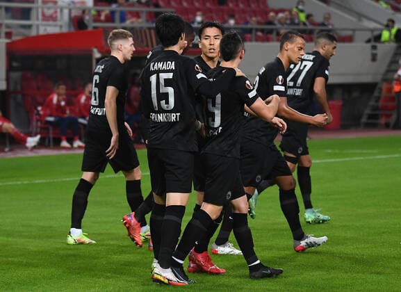 04.11.2021, xjhx, Fussball UEFA Europa League, Olympiakos Piraeus - Eintracht Frankfurt emspor, v.l. Torjubel nach dem Tor zum celebrating the goal celebrate 1:1 durch Daichi Kamada (Eintracht Frankfurt) (DFL DFB REGULATIONS PROHIBIT ANY USE OF PHOTOGRAPHS as IMAGE SEQUENCES and or QUASI-VIDEO) Piraeus