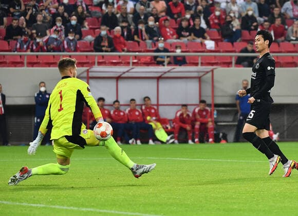 04.11.2021, xjhx, Fussball UEFA Europa League, Olympiakos Piraeus - Eintracht Frankfurt emspor, v.l. Tomas Vaclik (Olympiakos Piraeus) Daichi Kamada (Eintracht Frankfurt) erzielt das Tor zum scores the Goal 1:1 (DFL DFB REGULATIONS PROHIBIT ANY USE OF PHOTOGRAPHS as IMAGE SEQUENCES and or QUASI-VIDEO) Piraeus