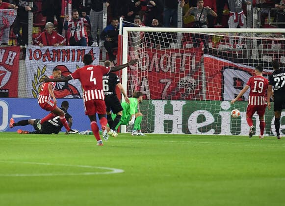 04.11.2021, xjhx, Fussball UEFA Europa League, Olympiakos Piraeus - Eintracht Frankfurt emspor, v.l. Youssef El Arabi (Olympiakos Piraeus) erzielt das Tor zum scores the Goal 1:0 Kevin Trapp (Eintracht Frankfurt) (DFL DFB REGULATIONS PROHIBIT ANY USE OF PHOTOGRAPHS as IMAGE SEQUENCES and or QUASI-VIDEO) Piraeus