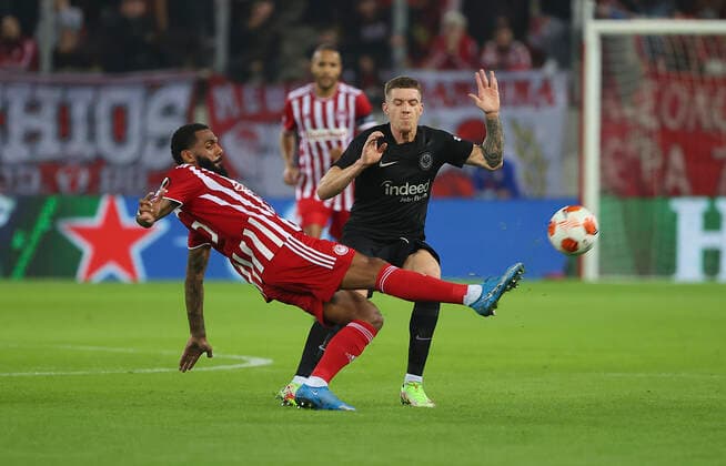 04.11.2021, Fussball UEFA Europa League, Olympiakos Piräus - Eintracht Frankfurt, emonline, despor, emspor, v.l., Yann M Vila (Olympiakos Piräus), Kristijan Jakic (Eintracht Frankfurt) DFL DFB REGULATIONS PROHIBIT ANY USE OF PHOTOGRAPHS AS IMAGE SEQUENCES AND OR QUASI-VIDEO. xdcx Copyright: HMBxMedia Claus