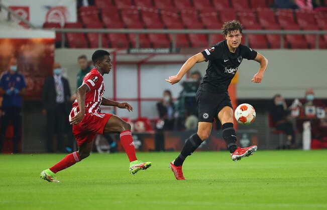 04.11.2021, Fussball UEFA Europa League, Olympiakos Piräus - Eintracht Frankfurt, emonline, despor, emspor, v.l., Aguibou Camara (Olympiakos Piräus), Sam Lammers (Eintracht Frankfurt) DFL DFB REGULATIONS PROHIBIT ANY USE OF PHOTOGRAPHS AS IMAGE SEQUENCES AND OR QUASI-VIDEO. xdcx Copyright: HMBxMedia Claus