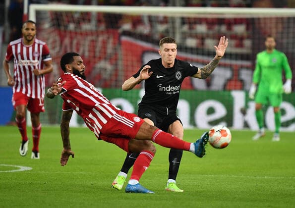 04.11.2021, xjhx, Fussball UEFA Europa League, Olympiakos Piraeus - Eintracht Frankfurt emspor, v.l. Yann MVila (Olympiakos Piraeus) Kristijan Jakic (Eintracht Frankfurt) Zweikampf, Aktion, action, battle for the ball (DFL DFB REGULATIONS PROHIBIT ANY USE OF PHOTOGRAPHS as IMAGE SEQUENCES and or QUASI-VIDEO) Piraeus