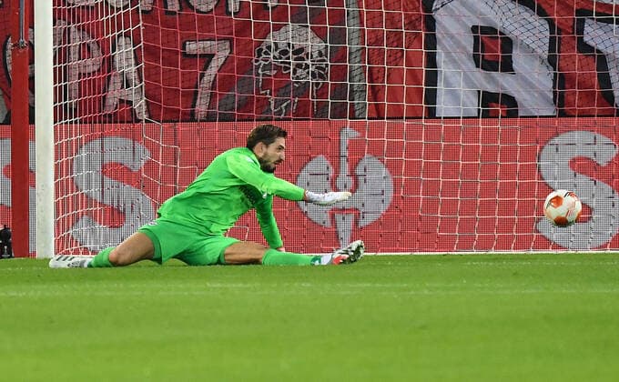 04.11.2021, xjhx, Fussball UEFA Europa League, Olympiakos Piraeus - Eintracht Frankfurt emspor, v.l.Kevin Trapp (Eintracht Frankfurt) nach demTor zum 1:0 durch Youssef El Arabi (Olympiakos Piraeus) (DFL DFB REGULATIONS PROHIBIT ANY USE OF PHOTOGRAPHS as IMAGE SEQUENCES and or QUASI-VIDEO) Piraeus