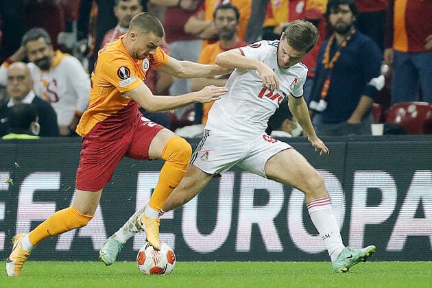 ISTANBUL, TURKEY - NOVEMBER 4, 2021: Galatasaray s Berkan Kutlu (L) and Lokomotivâ€™s Dmitry Rybchinsky struggle for the ball in the 2021 22 UEFA Europa League Group E Round 4 match between Galatasaray Istanbul and Lokomotiv Moscow at the Ali Sami Yen Sports Complex. Mikhail Japaridze TASS  TS116CC0