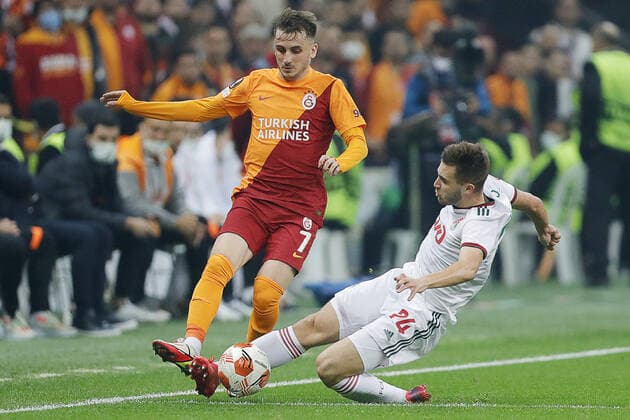 ISTANBUL, TURKEY - NOVEMBER 4, 2021: Galatasaray s Kerem Akturkoglu (L) and Lokomotivâ€™s Maxim Nenakhov struggle for the ball in the 2021 22 UEFA Europa League Group E Round 4 match between Galatasaray Istanbul and Lokomotiv Moscow at the Ali Sami Yen Sports Complex. Mikhail Japaridze TASS  TS116CC2