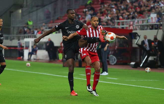 04.11.2021, Fussball UEFA Europa League, Olympiakos Piräus - Eintracht Frankfurt, emonline, despor, emspor, v.l., Evan Ndicka (Eintracht Frankfurt), Youssef El Arabi (Olympiakos Piräus) DFL DFB REGULATIONS PROHIBIT ANY USE OF PHOTOGRAPHS AS IMAGE SEQUENCES AND OR QUASI-VIDEO. xdcx Copyright: HMBxMedia Claus