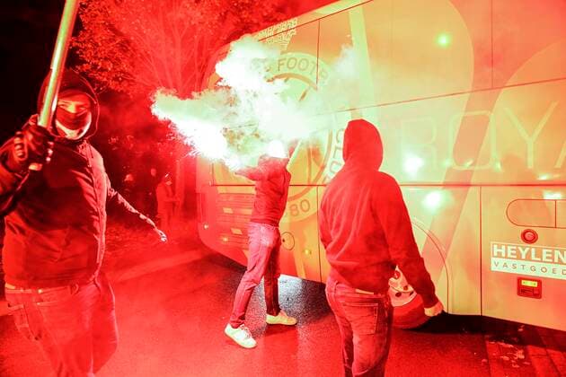 ANTWERPEN, BELGIUM - NOVEMBER 04 : Antwerp fans show their support for the players ahead of the UEFA Europa League Group stage D match between Royal Antwerp FC and Fenerbahce SK on November 4, 2021 in Antwerpen, Belgium, 4 11 2021 ( Royal Antwerp v Fenerbahce SK - UEFA Europa League PhotoNews Panoramic 