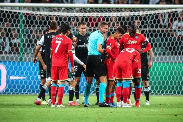 04.11.2021 Warszawa Pilka nozna Liga Europy 2021 2022, faza grupowa Legia Warszawa - SSC Napoli N z sedzia Lawrence Visser, Artur Jedrzejczyk, faul, Piotr Zielinski Foto Adam Starszynski PressFocus 04.11.2021 Warsaw Football Europa League 2021 2022, group stage Legia Warszawa - SSC Napoli sedzia Lawrence Visser, Artur Jedrzejczyk, faul, Piotr Zielinski Credit Adam Starszynski PressFocus NEWSPIX.PL --- Newspix.pl  20211104PF_AS127