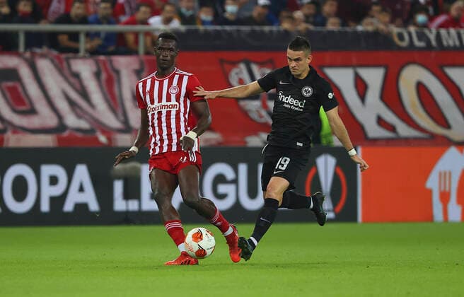 04.11.2021, Fussball UEFA Europa League, Olympiakos Piräus - Eintracht Frankfurt, emonline, despor, emspor, v.l., Ousseynou Ba (Olympiakos Piräus), Rafael Borre (Eintracht Frankfurt) DFL DFB REGULATIONS PROHIBIT ANY USE OF PHOTOGRAPHS AS IMAGE SEQUENCES AND OR QUASI-VIDEO. xdcx Copyright: HMBxMedia Claus