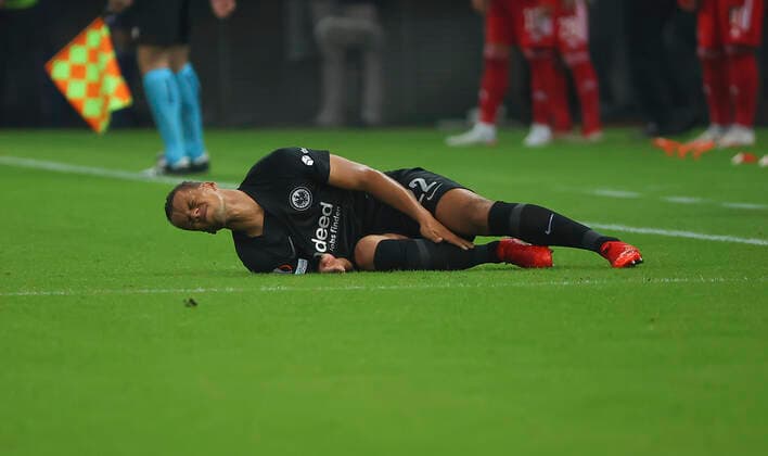 04.11.2021, Fussball UEFA Europa League, Olympiakos Piräus - Eintracht Frankfurt, emonline, despor, emspor, v.l., Timothy Chandler (Eintracht Frankfurt) verletzt am Boden DFL DFB REGULATIONS PROHIBIT ANY USE OF PHOTOGRAPHS AS IMAGE SEQUENCES AND OR QUASI-VIDEO. xdcx Copyright: HMBxMedia Claus