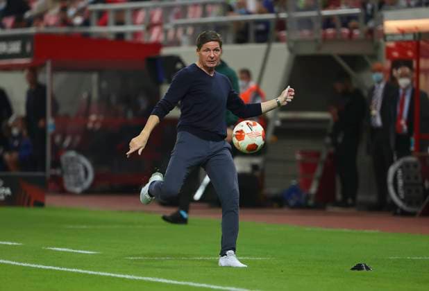 04.11.2021, Fussball UEFA Europa League, Olympiakos Piräus - Eintracht Frankfurt, emonline, despor, emspor, v.l., Oliver Glasner (Eintracht Frankfurt) tritt Ball vor Wut weg DFL DFB REGULATIONS PROHIBIT ANY USE OF PHOTOGRAPHS AS IMAGE SEQUENCES AND OR QUASI-VIDEO. xdcx Copyright: HMBxMedia Claus