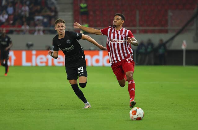 04.11.2021, Fussball UEFA Europa League, Olympiakos Piräus - Eintracht Frankfurt, emonline, despor, emspor, v.l., Jesper Lindström (Eintracht Frankfurt), Kenny Lala (Olympiakos Piräus) DFL DFB REGULATIONS PROHIBIT ANY USE OF PHOTOGRAPHS AS IMAGE SEQUENCES AND OR QUASI-VIDEO. xdcx Copyright: HMBxMedia Claus