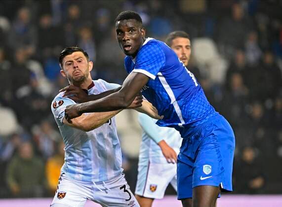 GENK, NOVEMBER 04 : Paul Onuachu forward of KRC Genk land West Ham s Aaron Cresswell pictured during the UEFA Europa League group H match between West Ham United and KRC Genk on NOVEMBER 4, 2021 in Genk, Belgium 04 11 2021 ( KRG Genk v West Ham Europa league PhotoNews Panoramic 