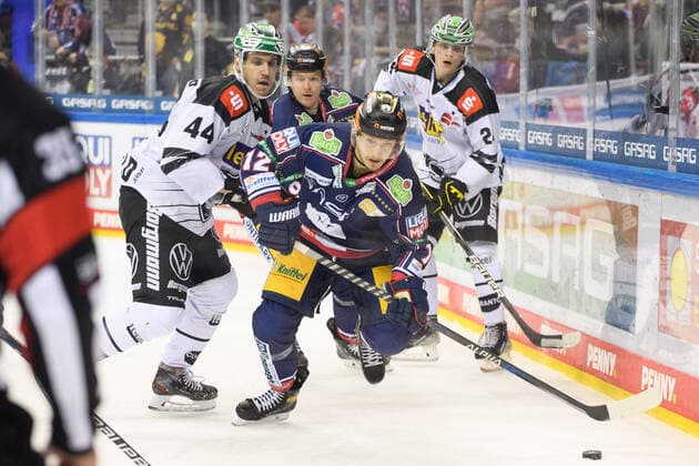 Bilder des Jahres 2021, Sport 11 November Sport Themen der Woche KW44 Sport Bilder des Tages v.l. Jesper Jensen Aabo - Krefeld P, Eric Mik 12 EBB, Alexander Blank - Krefeld P, 04.11.2021, DEL - Eisbaeren Berlin vs Krefeld Pinguine, GER, Berlin, 04.11. 2021, DEL - Eisbaeren Berlin vs Krefeld Pinguine Berlin *** v l Jesper Jensen Aabo Krefeld P, Eric Mik 12 EBB, Alexander Blank Krefeld P, 04 11 2021, DEL Eisbaeren Berlin vs Krefeld Pinguine, GER, Berlin, 04 11 2021, DEL Eisbaeren Berlin vs Krefeld Pinguine Berlin Copyright: xUwexKoch Eibner-Pressefotox EP_UKH