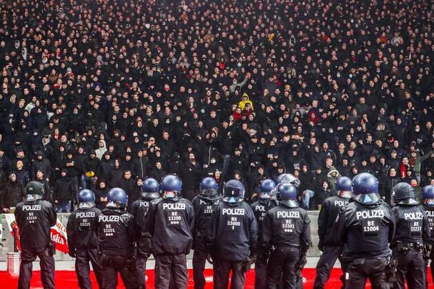 Bilder des Jahres 2021, Sport 11 November Sport Themen der Woche KW44 Sport Bilder des Tages BERLIN - Feyenoord supporters with police during the Conference League match between Union Berlin and Feyenoord at the Olympiastadion on November 4, 2021 in Berlin, Germany. ANP PIETER STAM DE YOUNG UEFA Europa Conference League 2021 2022 xVIxANPxSportx xxANPxIVx *** BERLIN Feyenoord supporters with police during the Conference League match between Union Berlin and Feyenoord at the Olympiastadion on November 4, 2021 in Berlin, Germany ANP PIETER STAM DE YOUNG UEFA Europa Conference League 2021 2022 xVIxANPxSportx xxANPxIVx 440178487