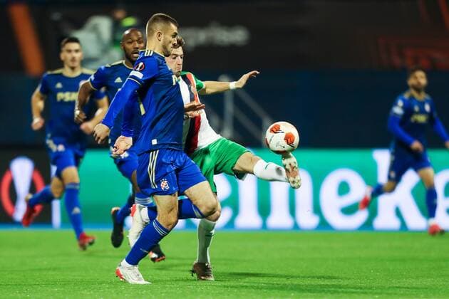 SOCCER - UEFA EL, Dinamo vs Rapid ZAGREB,CROATIA,04.NOV.21 - SOCCER - UEFA Europa League, group stage, GNK Dinamo Zagreb vs SK Rapid Wien. Image shows Bartol Franjic (Dinamo) and Christoph Knasmuellner (Rapid).  GEPAxpictures xPhilippxBrem