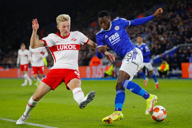 Sport Bilder des Tages ^4th November 2021; King Power Stadium, Leicester, Leicestershire, England; Europa League football, Leicester City versus Spartak Moscow; Patson Daka of Leicester City looks to cross under pressure from Ruslan Litvinov of Spartak Moscow  ActionPlus12336623 GrahamxWilson