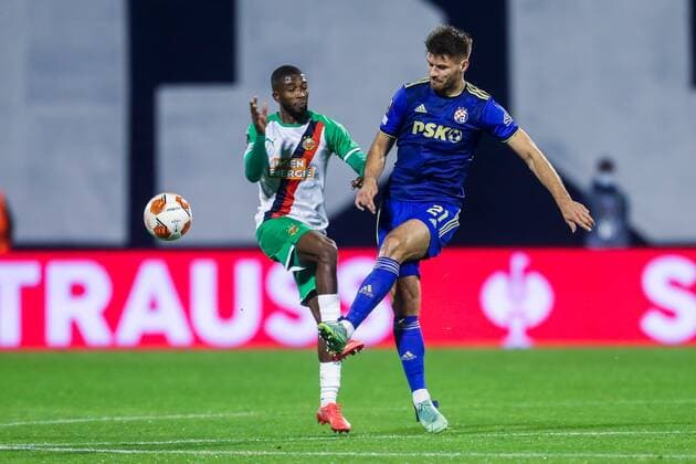 SOCCER - UEFA EL, Dinamo vs Rapid ZAGREB,CROATIA,04.NOV.21 - SOCCER - UEFA Europa League, group stage, GNK Dinamo Zagreb vs SK Rapid Wien. Image shows Kelvin Arase (Rapid) and Bruno Petkovic (Dinamo).  GEPAxpictures xPhilippxBrem