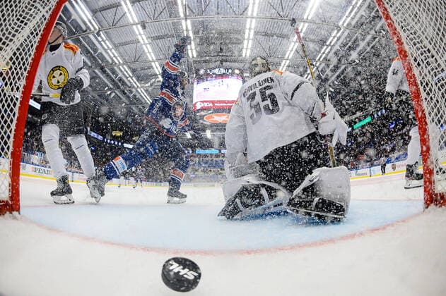 Sport Themen der Woche KW44 Sport Bilder des Tages 211104 Växjös Andrew Calof jublar efter mal 2-0 under ishockeymatchen i SHL mellan Växjö och Brynäs den 4 november 2021 i Växjö. *** 211104 Växjös Andrew Calof cheers after goal 2 0 during the ice hockey match in the SHL between Växjö and Brynäs on 4 November 2021 in Växjö,  Copyright: JONASxLJUNGDAHL BB211104JO042