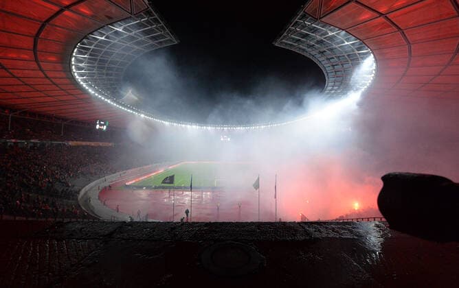 Fussball, Herren, Saison 2021 2022, UEFA Europa Conference League (Gruppe E, 4. Spieltag), 1. FC Union Berlin - Feyenoord Rotterdam im Olympiastadion, Übersicht, Fans von Rotterdam zünden Pyrotechnik, 04.11. 2021, Copyright: xMatthiasxKochx