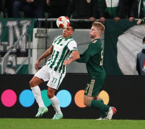 Fussball, Herren, Saison 2021 2022, UEFA Europa League (Gruppe G, 4. Spieltag), Ferencvaros Budapest - Celtic Glasgow, v. l. Myrto Uzuni (Ferencvaros Budapest), Stephen Welsh (Celtic Glasgow), 04.11. 2021, Copyright: xSzilviaxMichellerx xMatthiasxKocx
