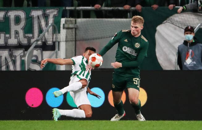 Fussball, Herren, Saison 2021 2022, UEFA Europa League (Gruppe G, 4. Spieltag), Ferencvaros Budapest - Celtic Glasgow, v. l. Myrto Uzuni (Ferencvaros Budapest), Stephen Welsh (Celtic Glasgow), 04.11. 2021, Copyright: xSzilviaxMichellerx xMatthiasxKocx