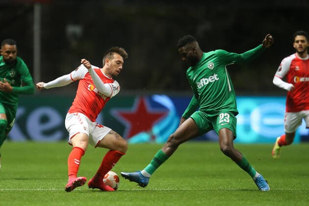 FOOTBALL, FUSSBALL - Iuri Medeiros of SC Braga challenges Show of Ludogorets Razograd during the Europa League match between SC Braga and Ludogorets Razograd. Estadio Municipal Braga, Portugal, 4th November. Photo: IMAGO Pedro Benavente
