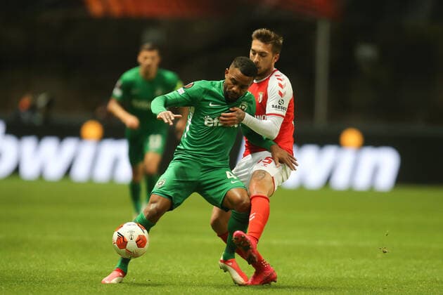 FOOTBALL, FUSSBALL - Iuri Medeiros of SC Braga challenges Cicinho of Ludogorets Razograd during the Europa League match between SC Braga and Ludogorets Razograd. Estadio Municipal Braga, Portugal, 4th November. Photo: IMAGO Pedro Benavente
