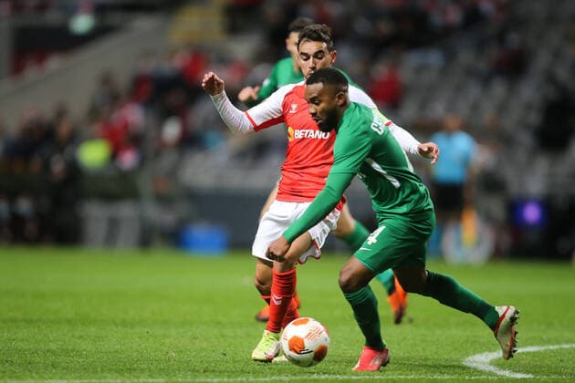 FOOTBALL, FUSSBALL - Ricardo Horta of SC Braga challenges Cicinho of Ludogorets Razograd during the Europa League match between SC Braga and Ludogorets Razograd. Estadio Municipal Braga, Portugal, 4th November. Photo: IMAGO Pedro Benavente