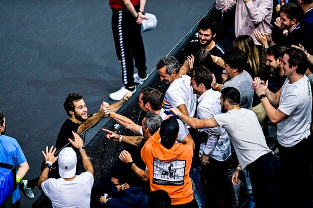 joie d Hugo Gaston (Fra) en fin de match celebrant sa victoire avec son clan TENNIS : Rolex Paris Masters J4 - Paris - 04 11 2021 JBAutissier Panoramic 