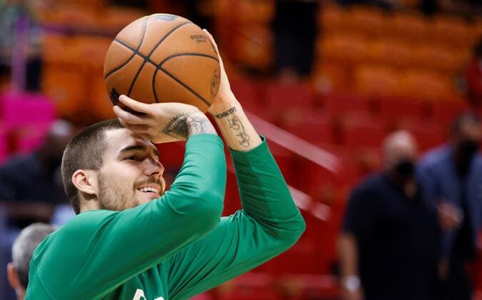 Boston Celtics forward Juancho Hernangomez warm up prior to the NBA, Basketball Herren, USA basketball game between the Miami Heat and the Boston Celtics, at FTX Arena in Miami, Florida, US, 04 November 2021. Boston Celtics at Miami Heat !ACHTUNG: NUR REDAKTIONELLE NUTZUNG!  Copyright: xRHONAxWISEx AME4763 20211105-1df33c7b8fe56c3db4403d519df60d869508ec66