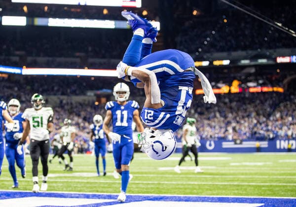 Bilder des Jahres 2021, Sport 11 November Sport Themen der Woche KW44 Sport Bilder des Tages November 04, 2021: Indianapolis Colts running back Nyheim Hines (21) celebrates touchdown with a flip during NFL, American Football Herren, USA football game action between the New York Jets and the Indianapolis Colts at Lucas Oil Stadium in Indianapolis, Indiana. CSM. USA - ZUMAc04_ 20211104_zaf_c04_015 Copyright: xJohnxMersitsx
