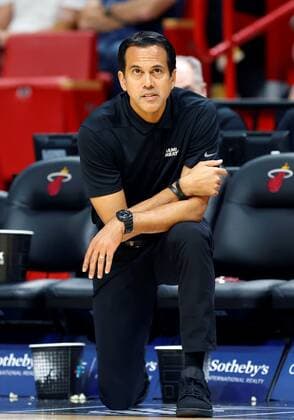 Miami Heat head coach Erik Spoelstra watches the play during the second half of the NBA, Basketball Herren, USA basketball game between the Miami Heat and the Boston Celtics, at FTX Arena in Miami, Florida, US, 04 November 2021. Boston Celtics at Miami Heat !ACHTUNG: NUR REDAKTIONELLE NUTZUNG!  Copyright: xRHONAxWISEx AME4779 20211105-ef6d078ecd1ee2b62800d38d2a3ce0ae9a91f40a