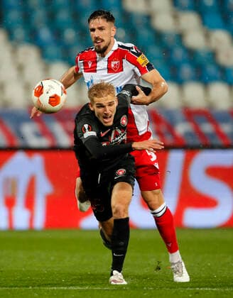 (211105) -- BELGRADE, Nov. 5, 2021 -- Red Star s Milos Degenek (Top) vies with Midtjylland s Gustav Isaksen during the UEFA Europa League Group F football match between Crvena Zvezda and Midtjylland in Belgrade, Serbia on Nov. 4, 2021. (Photo by Xinhua) (SP)SERBIA-BELGRADE-FOOTBALL-UEFA-RED STAR VS MIDTJYLLAND PredragxMilosavljevic 